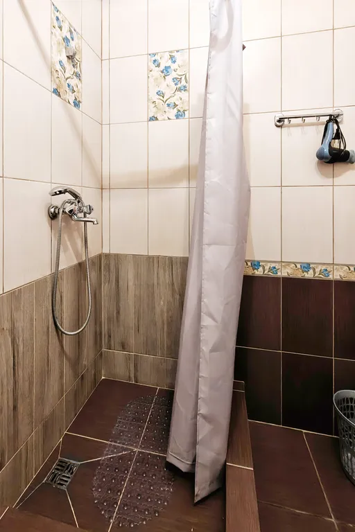 Дом с видом на монастырь