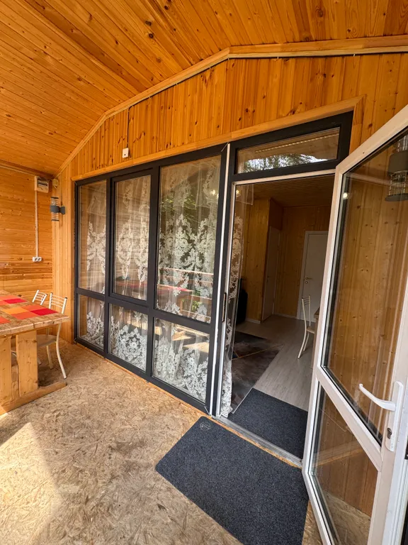 Двухкомнатный домик с видом на горы в лесу