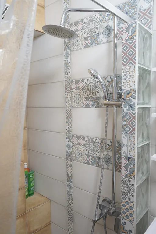 Студия с камином, деревом и видом на реку