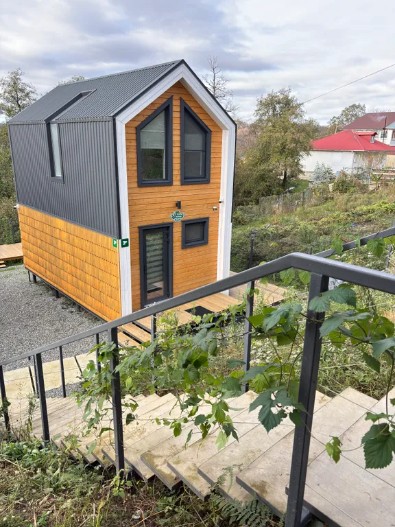 Дом с видом на море в лесу