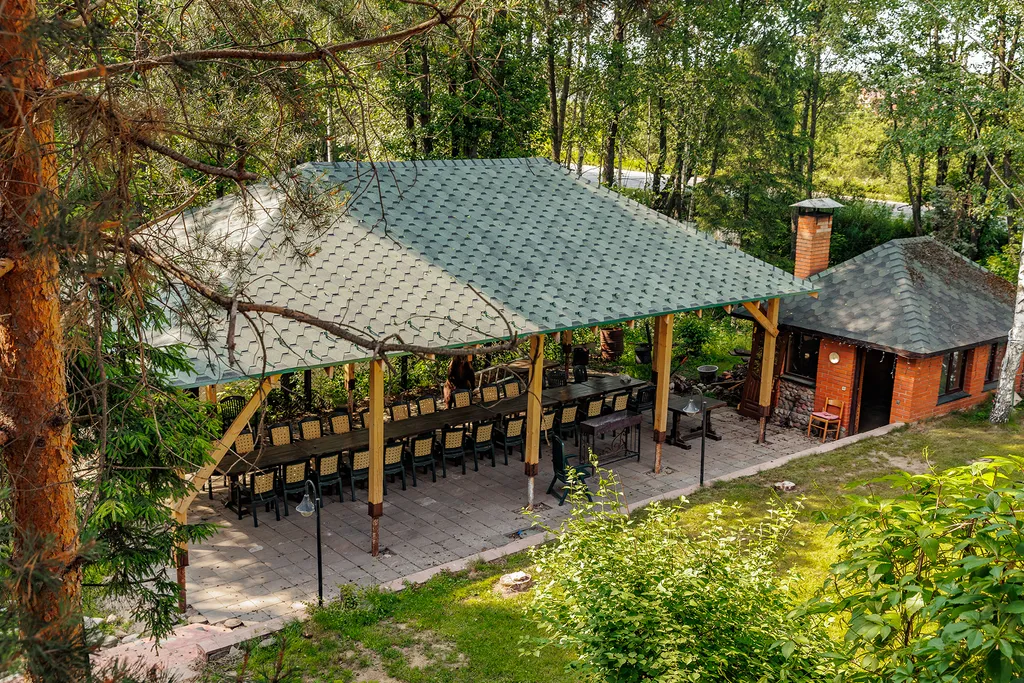 Современный дом с бассейном и сауной для большой компании