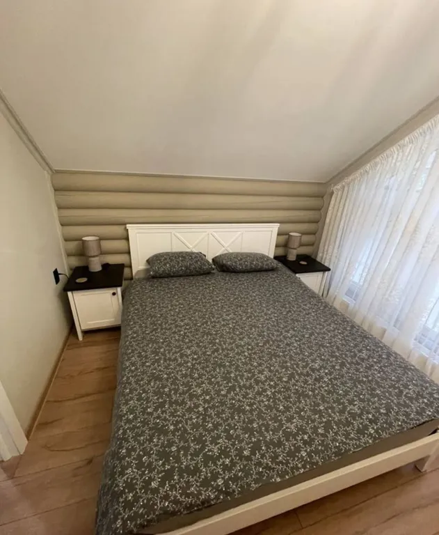 Уютный бревенчатый дом в сосновом бору