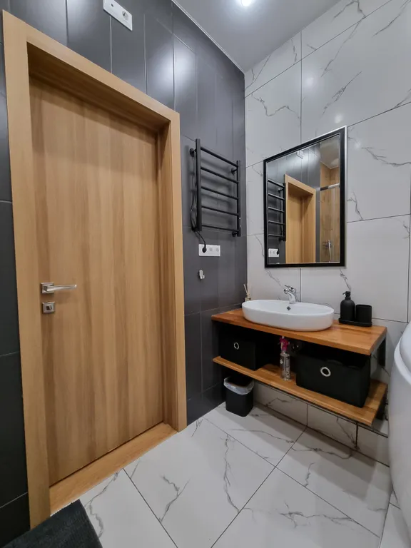 Современные апартаменты с джакузи у озера