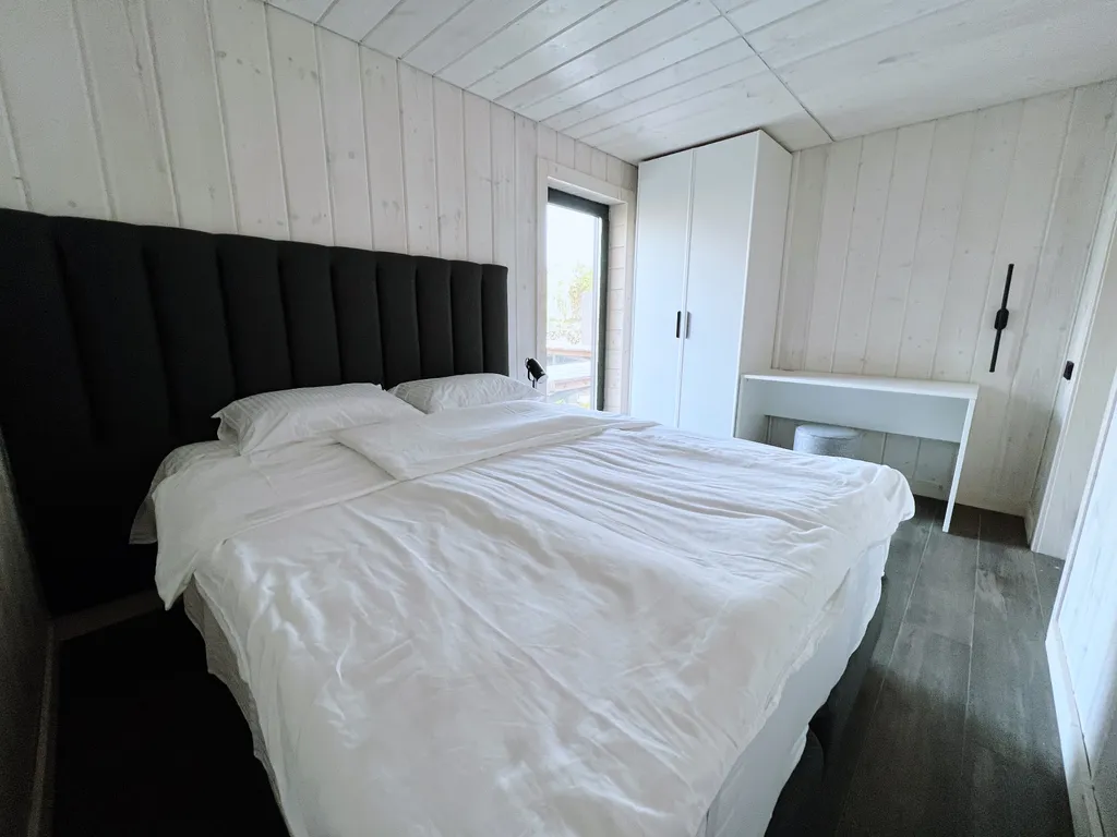 Уютный и стильный коттедж на берегу озера