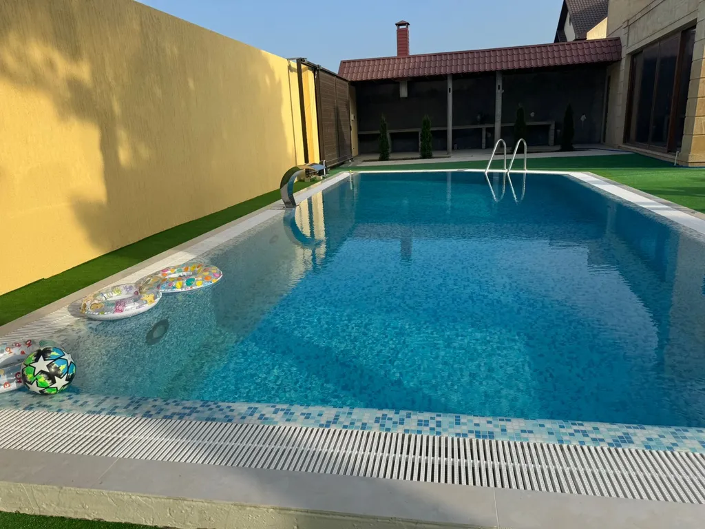 Дача на берегу моря с бассейном