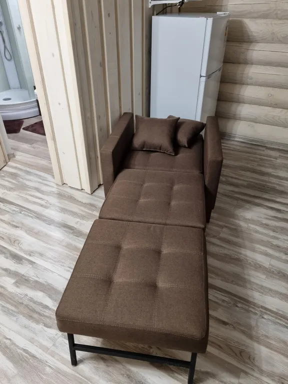 Уютный домик в лесу у пруда