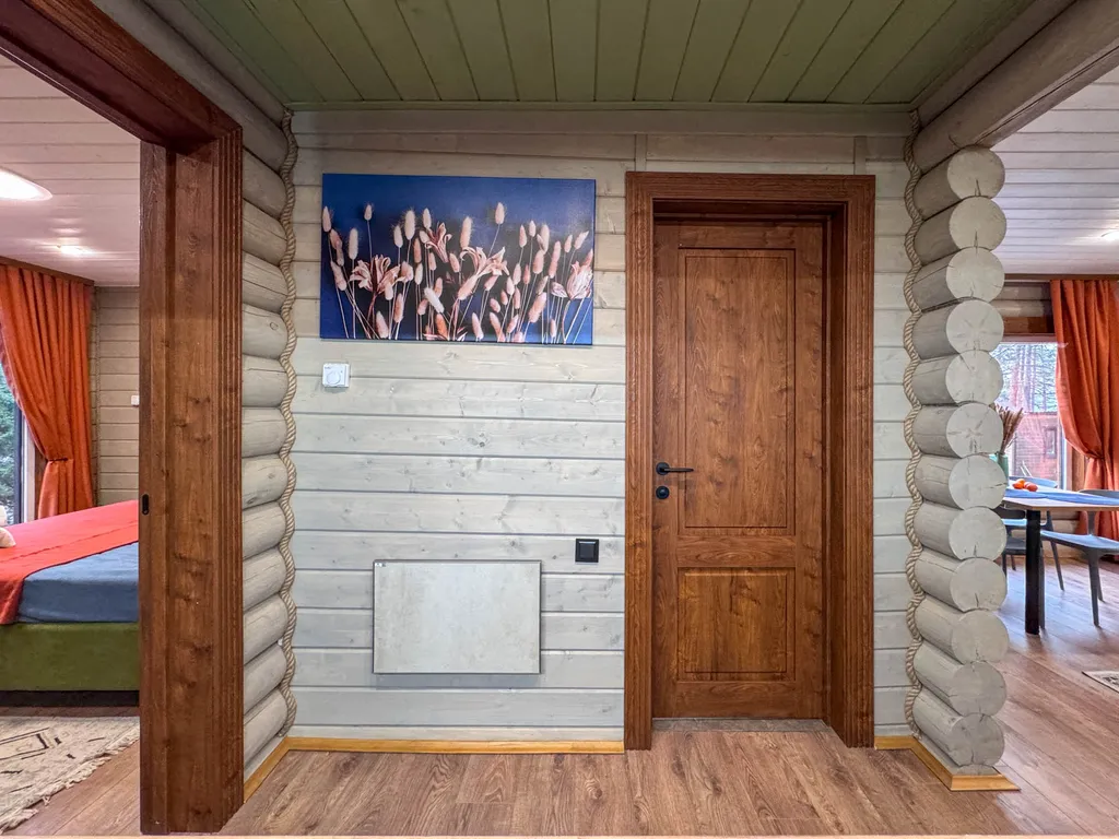 Дом сруб с чаном в лесу