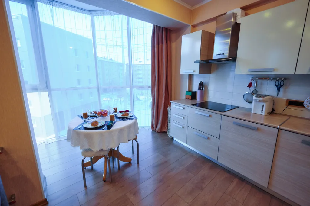 Уютная современная студия с удобным рабочим местом