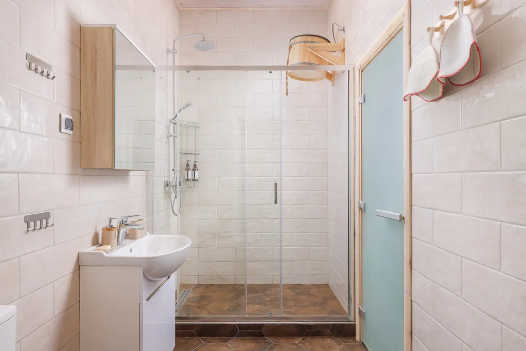 Отдых на берегу озера с видом на горнолыжный курорт и сауной в доме