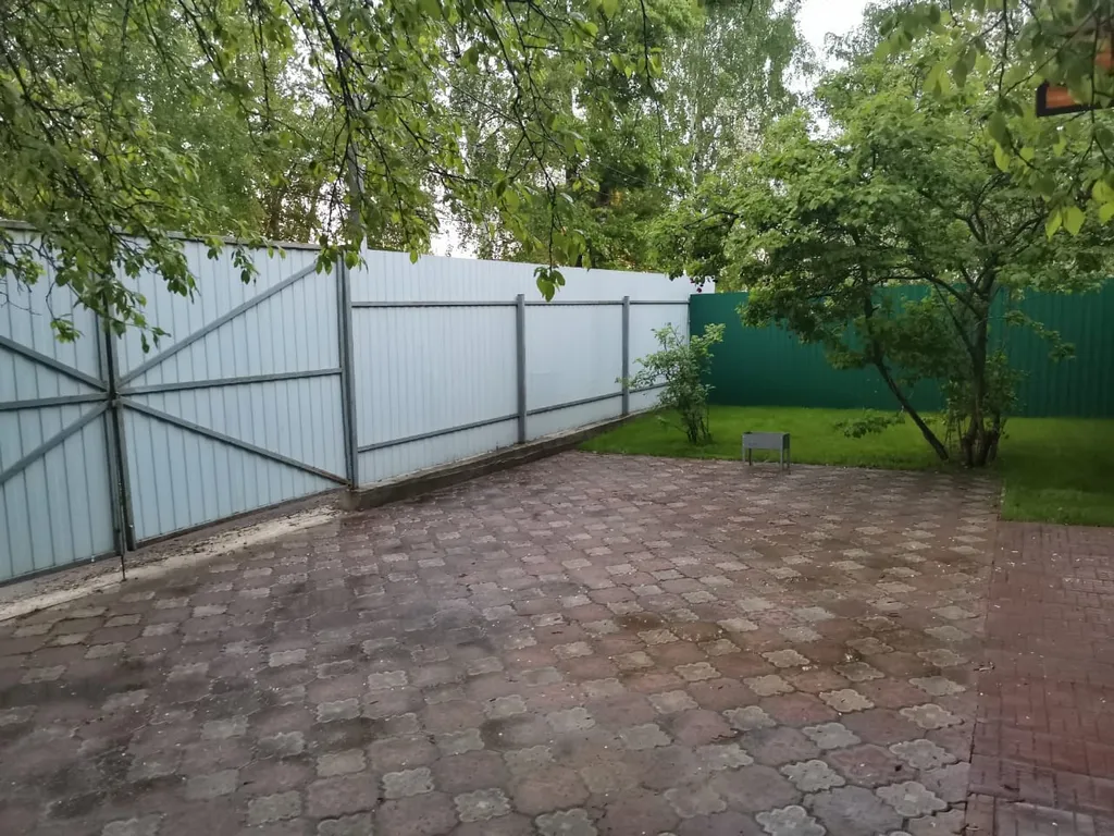 Уютный уголок с небольшой зоной для отдыха и машиноместом