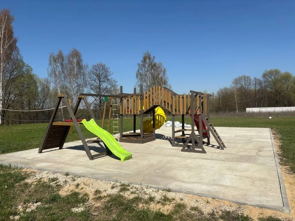 Уютный дом с беседкой на берегу озера