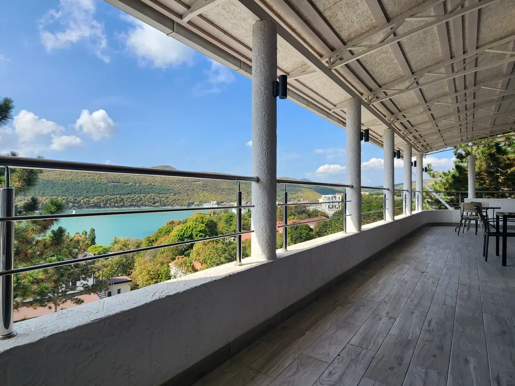 Номер-комфорт с большой террасой с видом на озеро Абрау