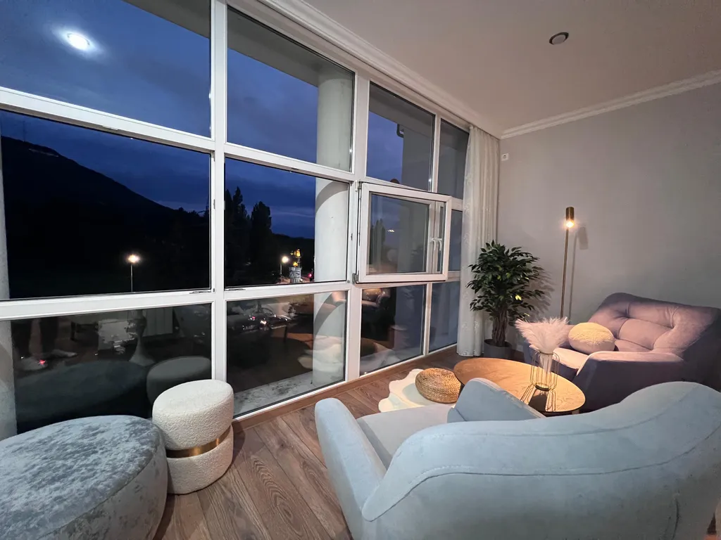 Стильная двухкомнатная квартира с видом на Машук