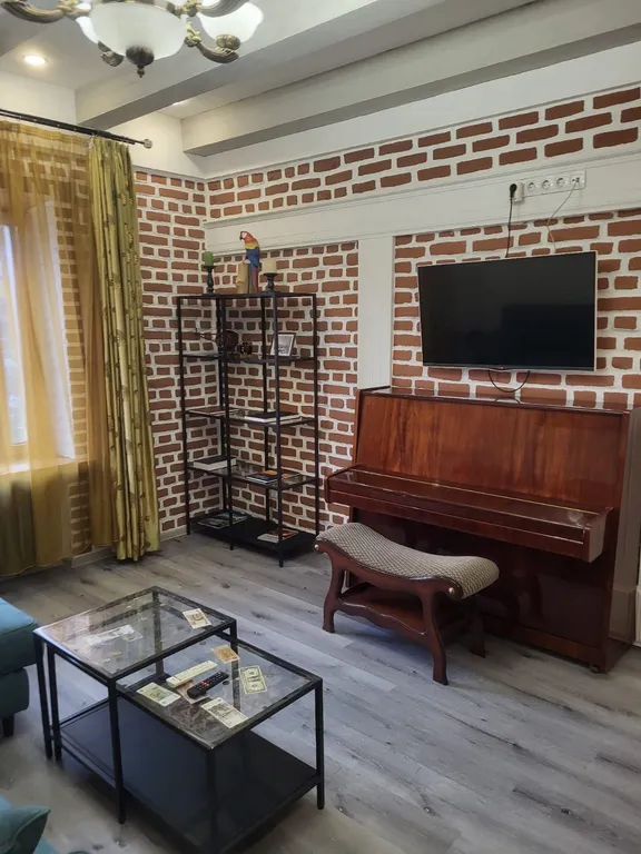 Апартаменты логово румс двухкомнатные пятиместные