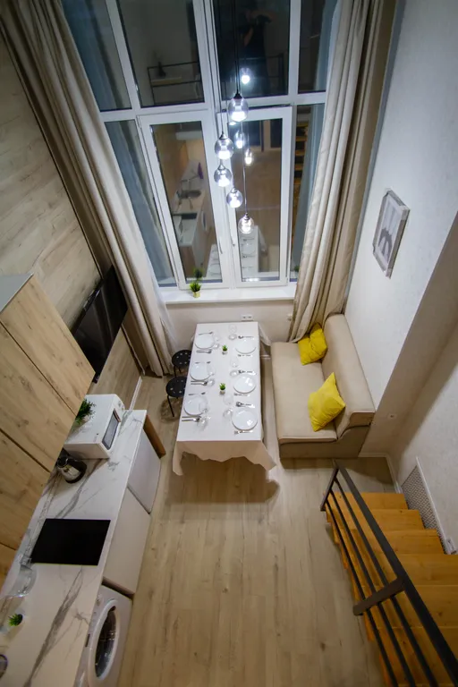 Двухъярусная студия с дизайнерским ремонтом