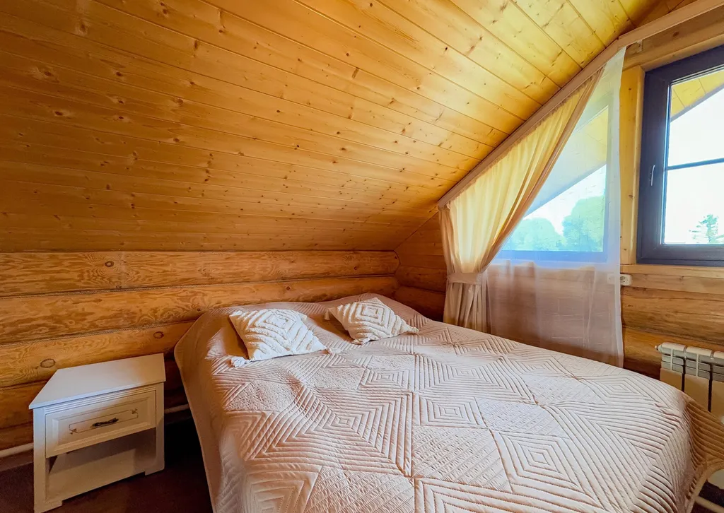 Уютный деревянный дом рядом с живописным озером