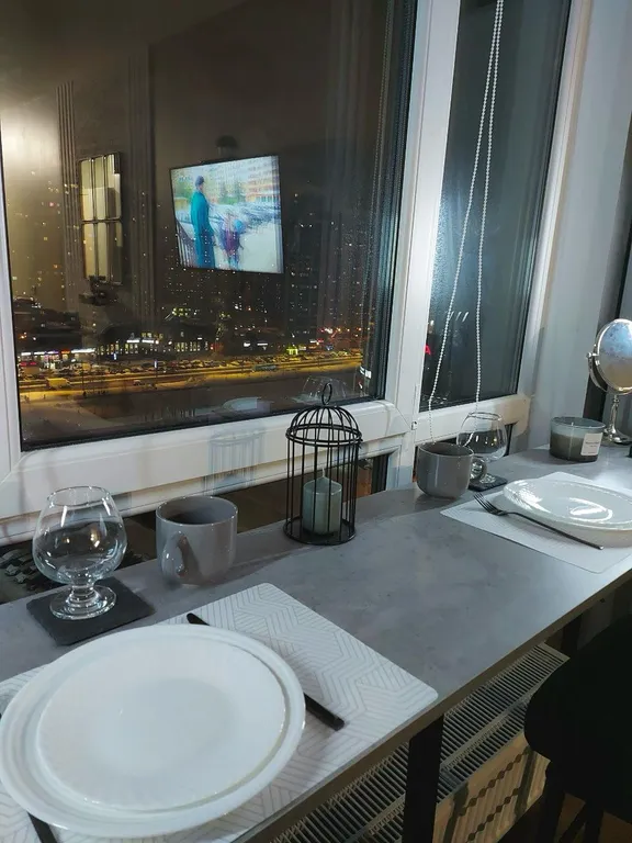 Студия с барной стойкой у окна