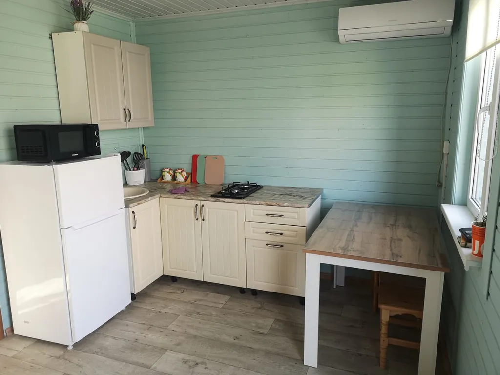 Сказочный домик у тёплого моря