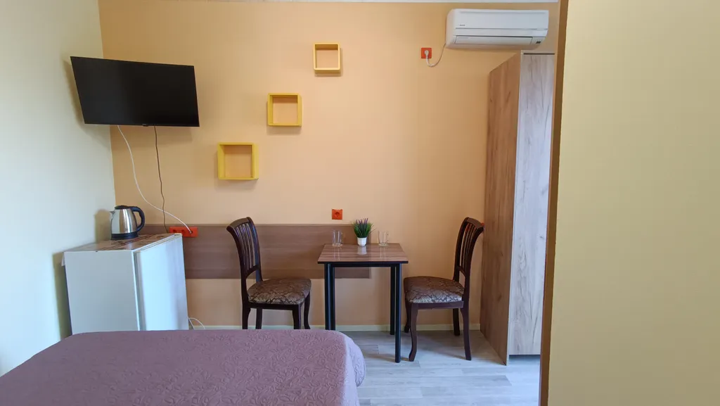 Уютная комната с двуспальной кроватью