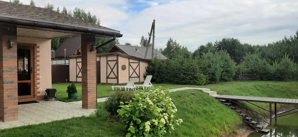 Большой загородный дом