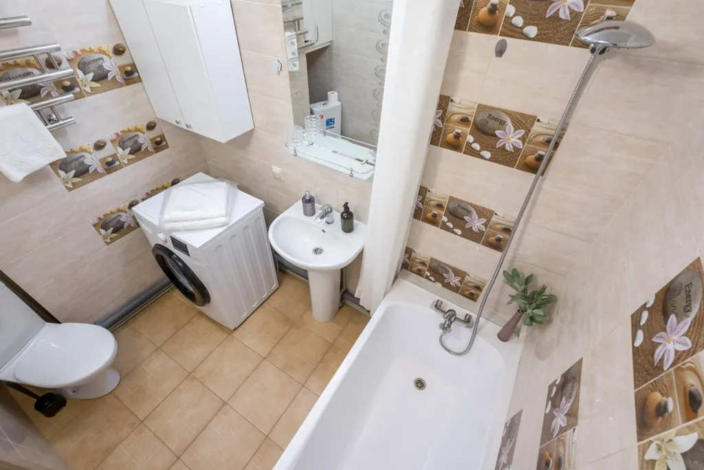 Апартаменты с видом на город в жк большом, в окнах виден закат