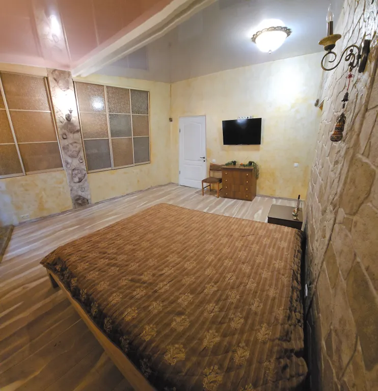 Дом в лесу с каминным деревом внутри