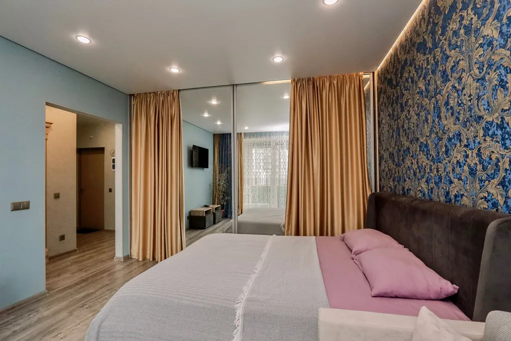 Очень прocторнaя кваpтира c бaлкoнoм