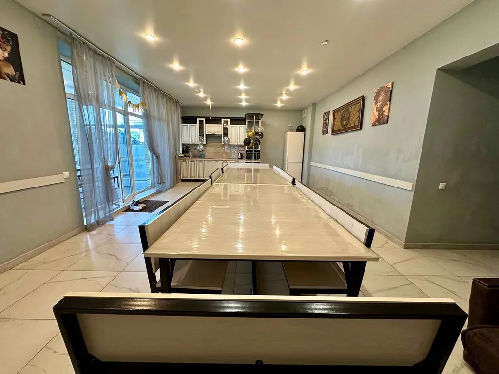 Дом с бассейном, в черте города