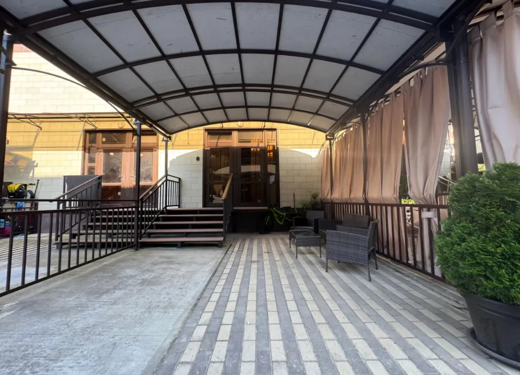 Трехэтажный таунхаус на море