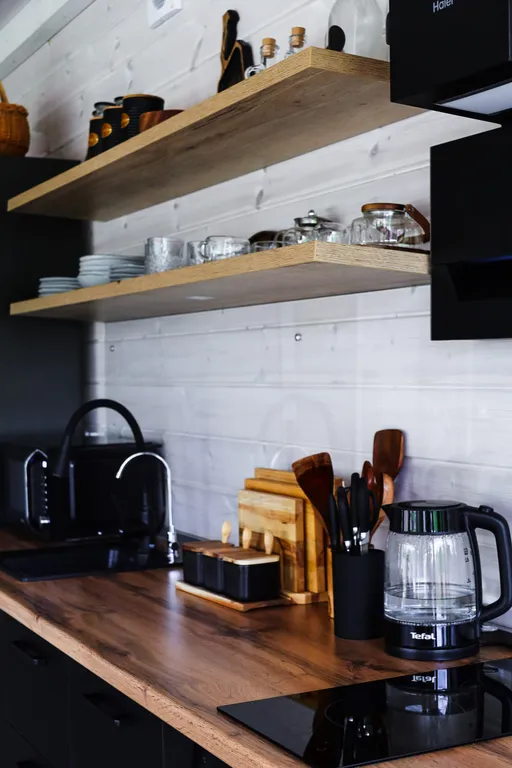 Черный дом на берегу водохранилища