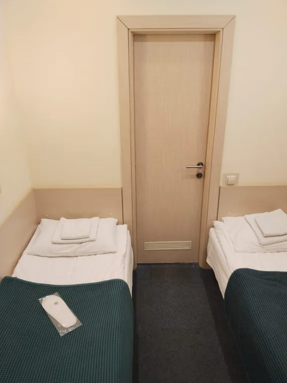 Номер с двумя раздельными кроватями, без окна