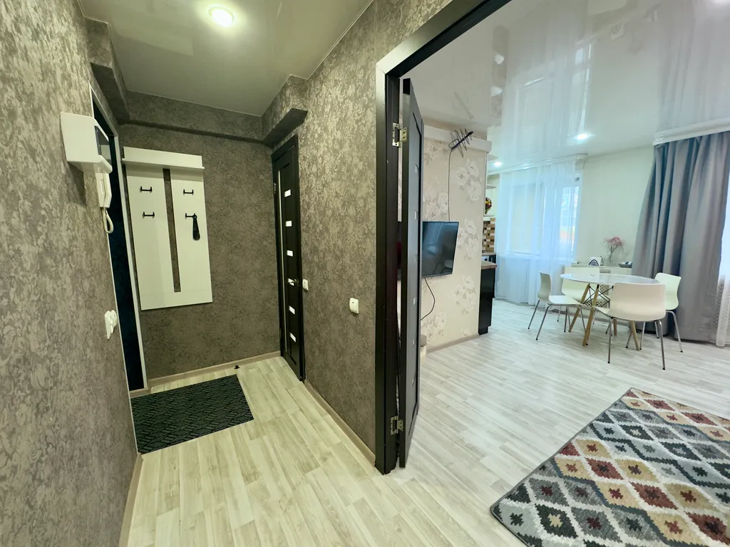 Двухкомнатная студия с красным диваном в центре города