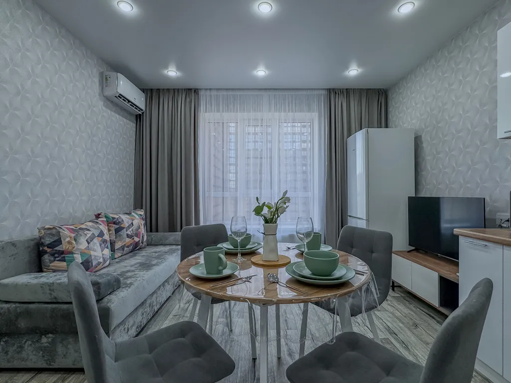 Просторная квартира с кухонной зоной и лоджией