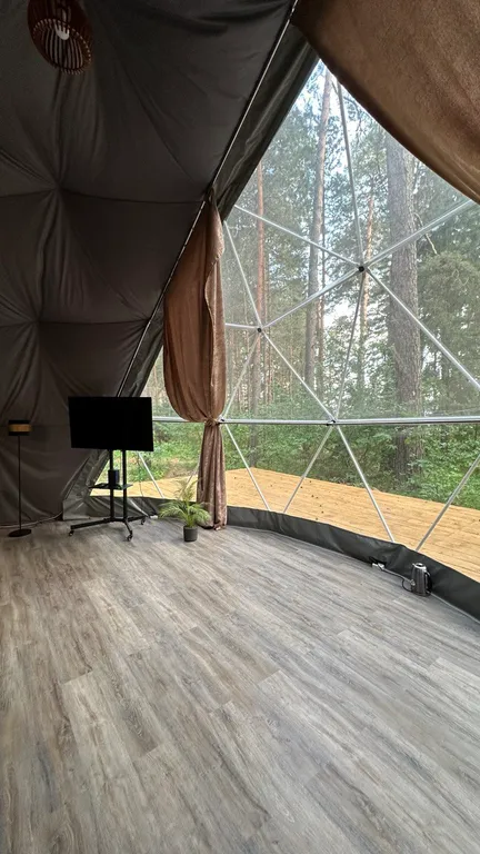 Уютный купольный домик на берегу пруда