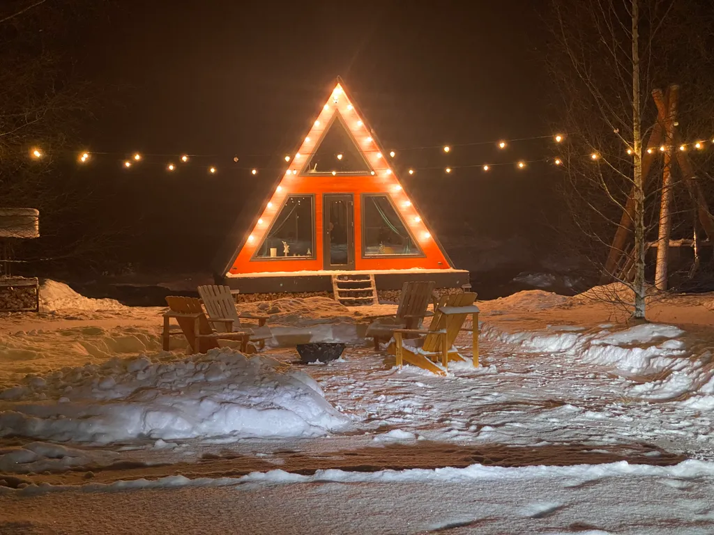 Дом A-frame с сибирским чаном на бревнах