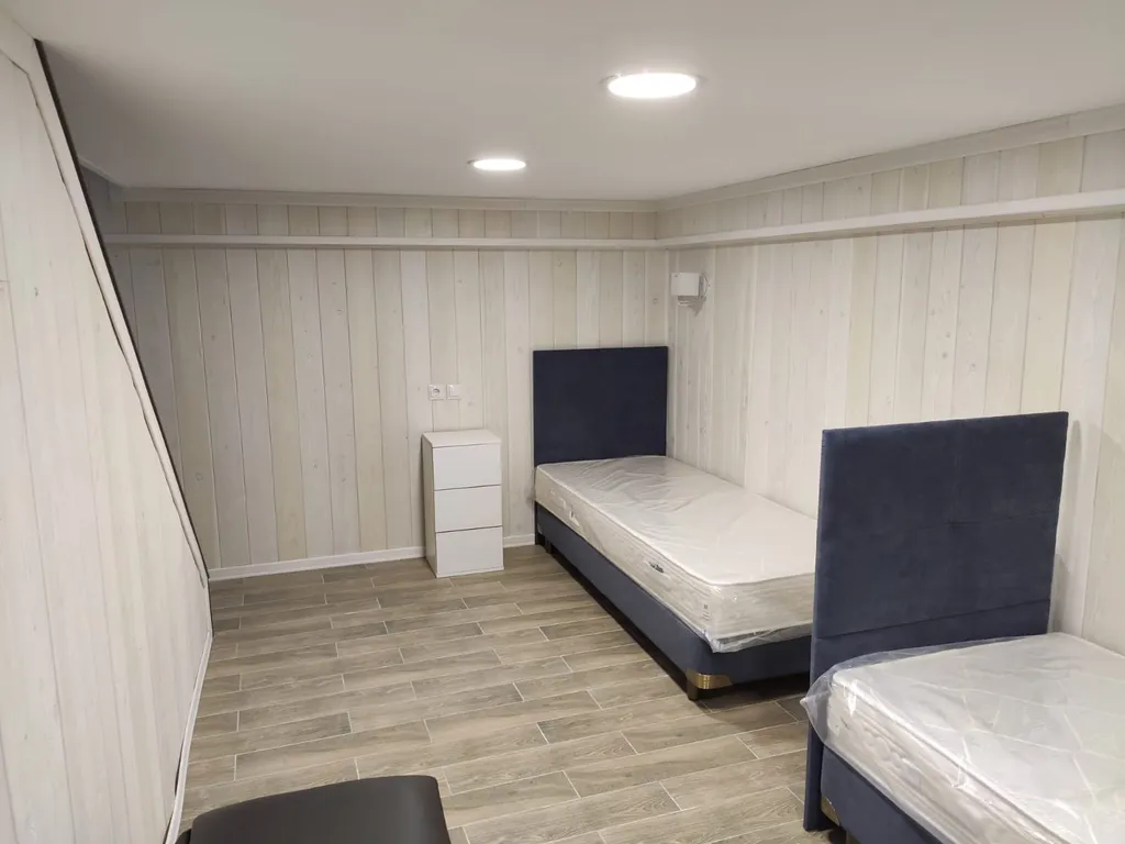 Танхаус камином трёхэтажный, с балконом, 3 комнаты не изолированные.