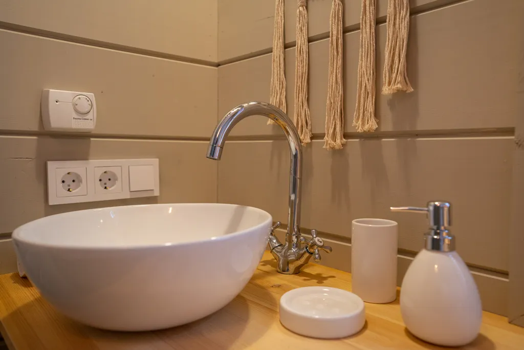 Дача с красными карпами с баней и чаном