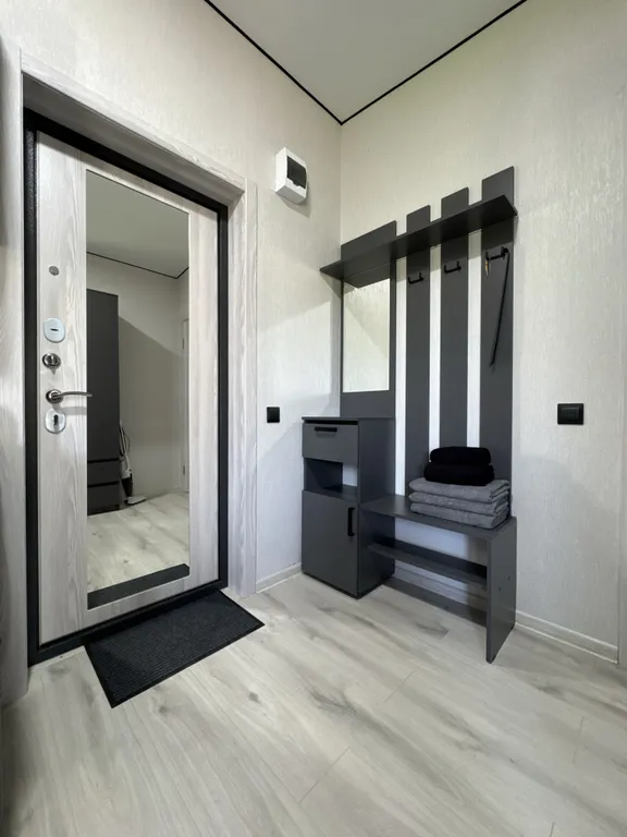 Смарт-студия в монохромных тонах