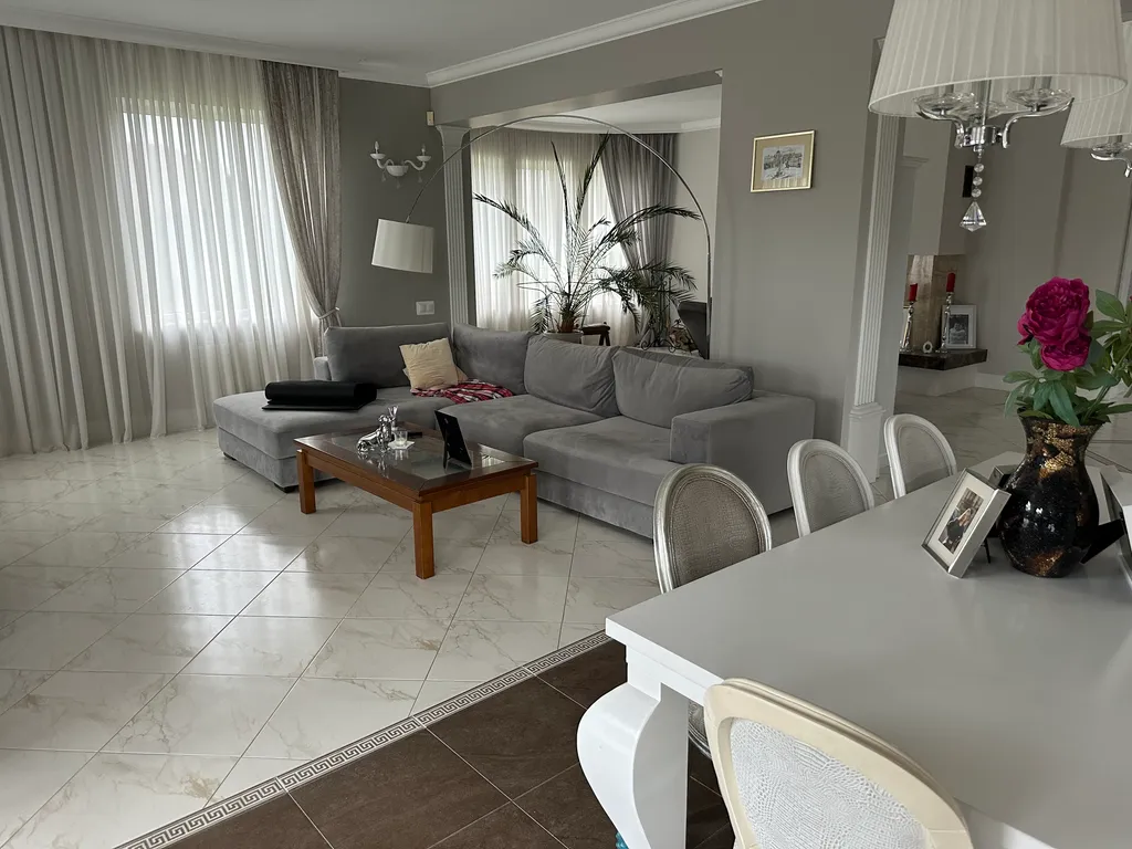 Вилла на берегу реки