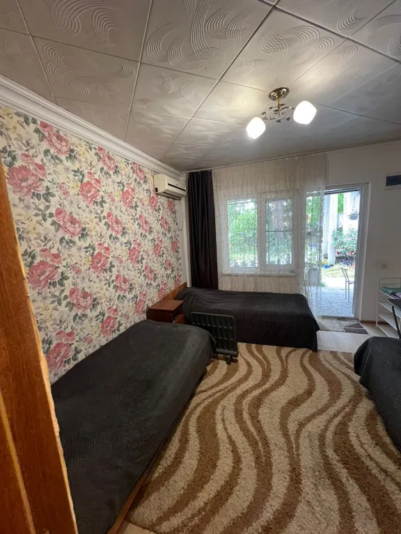 Трёхместный номер около моря