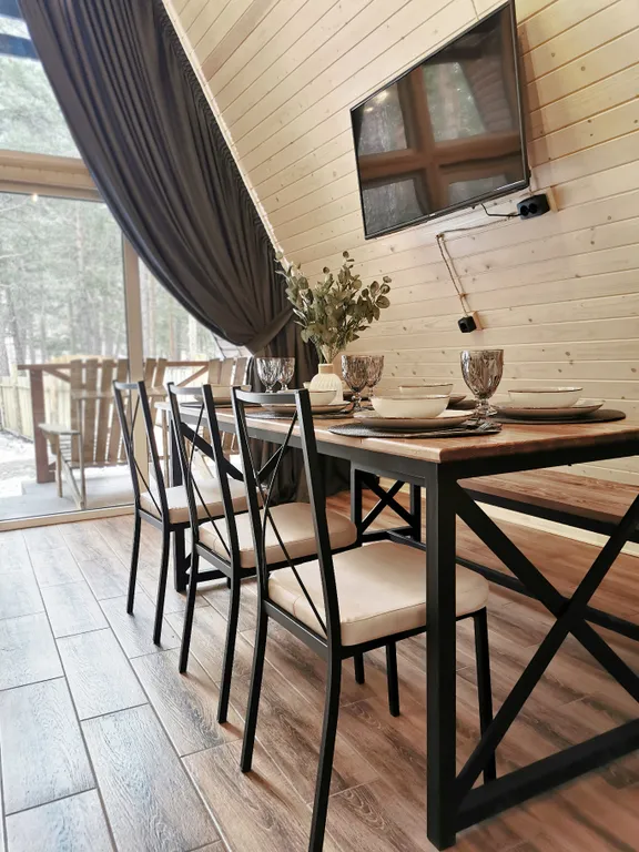 Треугольный дом с огороженной территорией