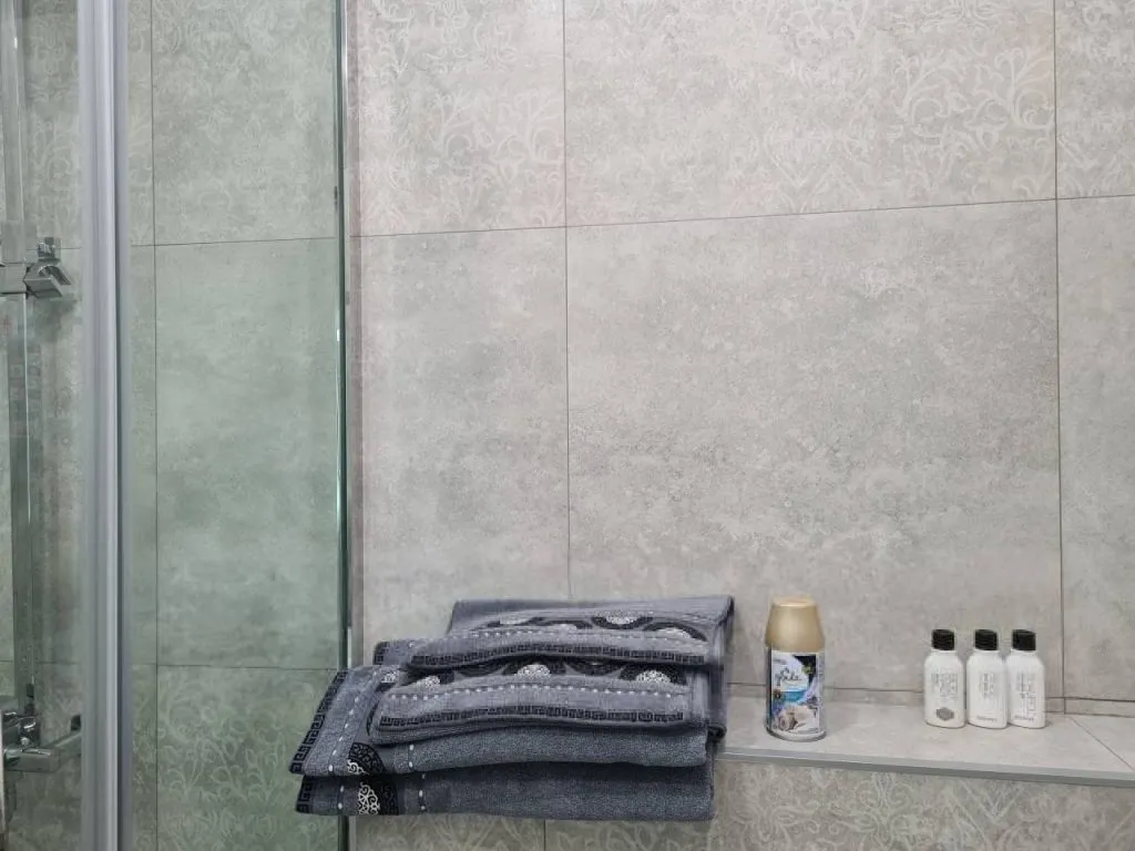 Красивая студия с видом на Золотой мост, город, море