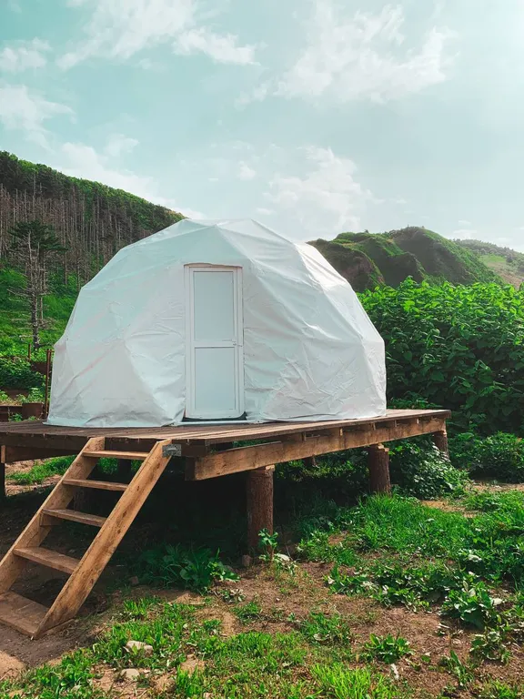 Уютный купол на острове Кунашир