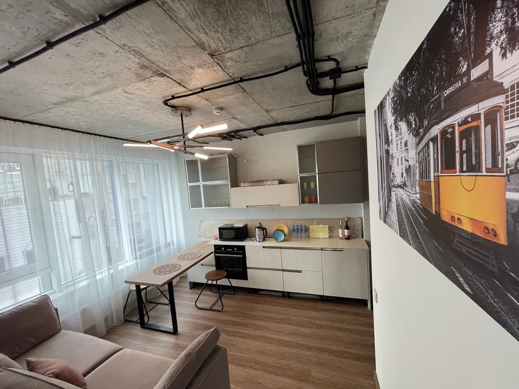 Просторная и светлая квартира с огромными окнами