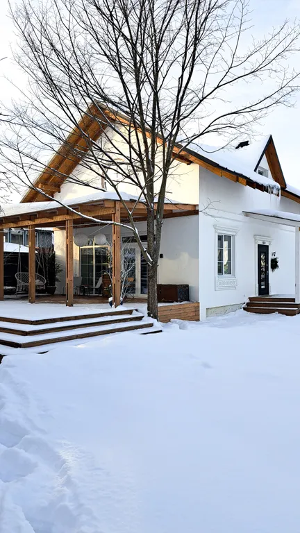 Белый дом на тихой улочке