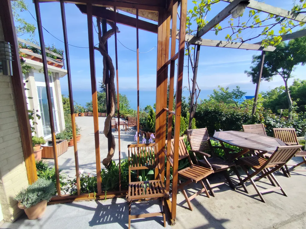 Уютный двухкомнатный домик в райском саду с видом на море