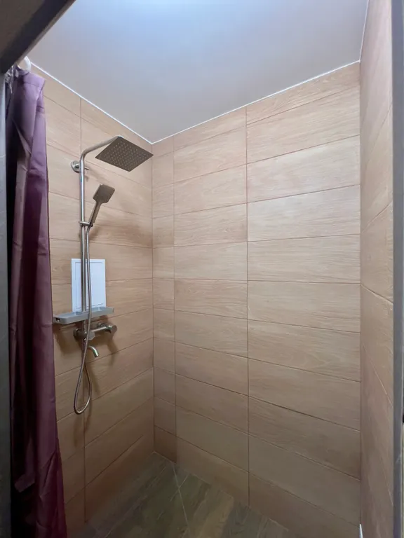 3-этажный уютный коттедж в тихом месте в пределах города