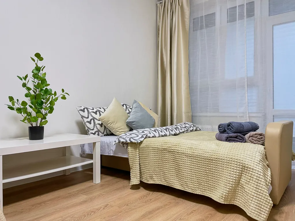 Уютная светлая трешка кухня отдельно, 2 балкона