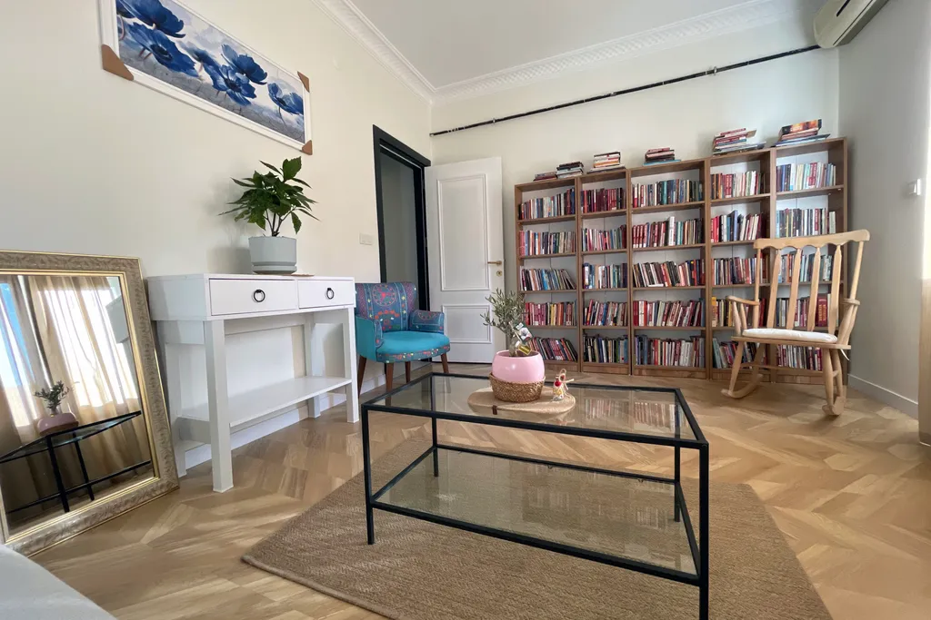 Beautiful 2br and 2toilet balcony apt 8 min by metro