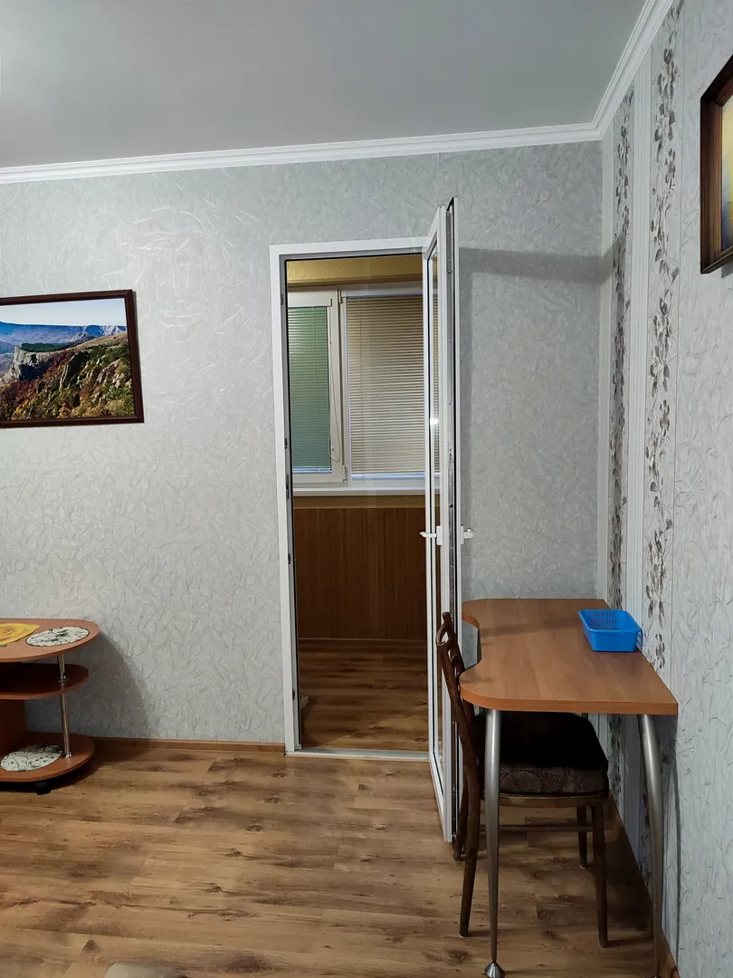 Выход из зала на лоджию